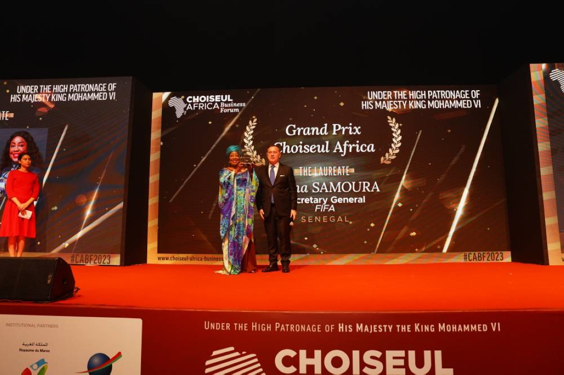 Fatma Samoura recevant son Trophée au Choiseul