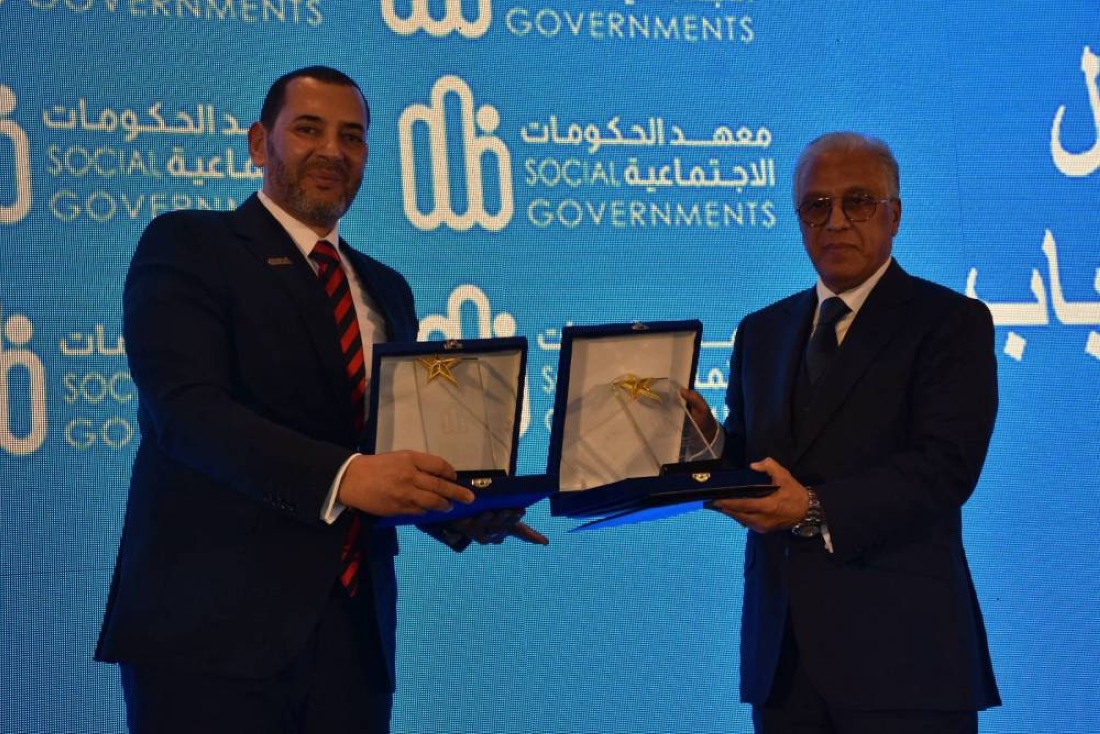 Ambassador Mohamed Ait Ouali receiving the award conferred upon Mehdi Bensaid.