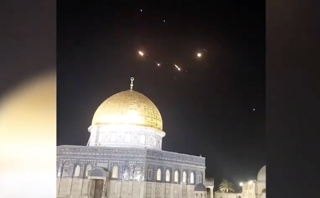 Vue de missiles iraniens interceptés dans le ciel d'Al-Qods