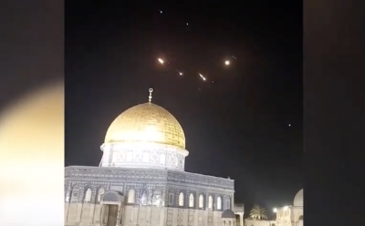 Vue de missiles iraniens interceptés dans le ciel d'Al-Qods