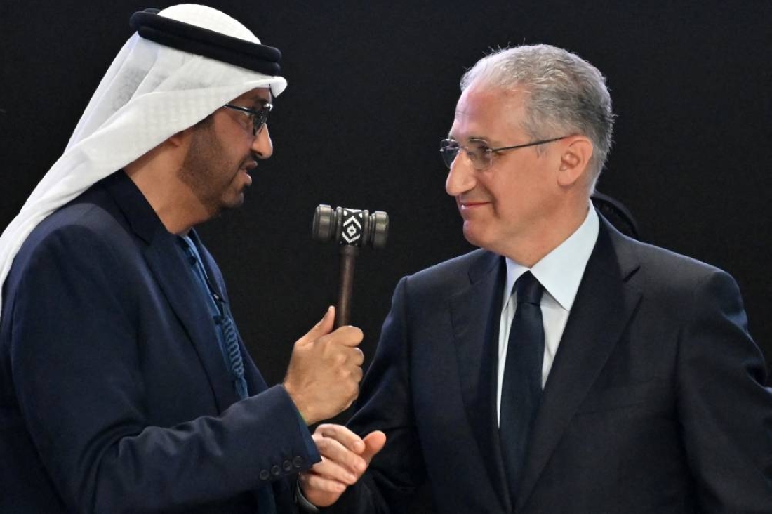 Sultan Ahmed Al Jaber handing over the baton to Mukhtar Babayev