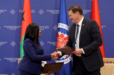 The Belarusian Minister of Foreign Affairs, Maxime Ryjenkov, and his Bissau-Guinean counterpart, Fatoumata Jau.