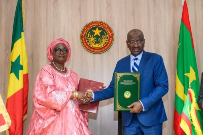La ministre de l’Intégration africaine et des Affaires étrangères du Sénégal, Yassine Fall, et son homologue mauritanien, Mohamed Salem Ould Merzoug, lors de la signature de l’accord bilatéral du 2 juin 2025 à Nouakchott sur les conditions d’entrée, de séjour et d’établissement entre les deux pays.

